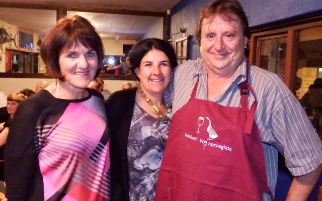 Vlnr is Gina Eaterhuizen saam met die egpaar Robert en Michelle Davis van Misty Mountains Winery